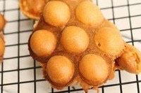 鸡蛋仔,用叉子之类的东西挑一些,鸡蛋仔就从模子中掉出来。