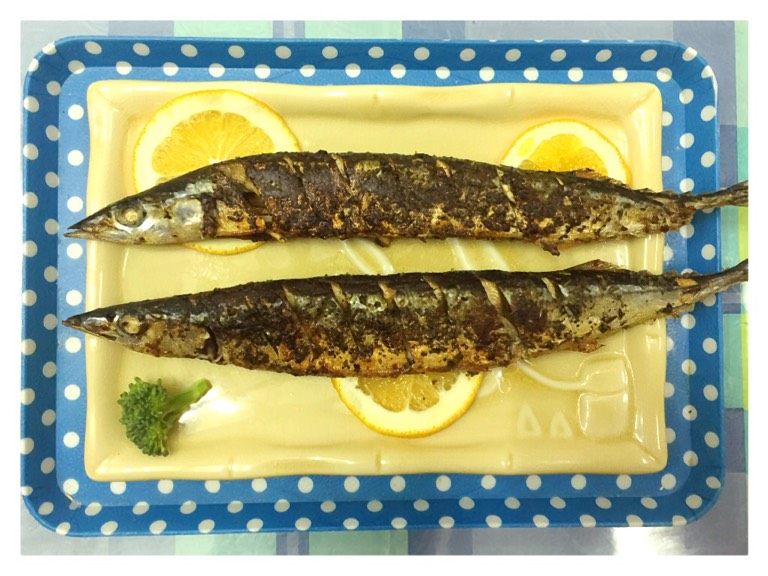 香烤柠味秋刀鱼,出烤箱后入盘，淋上柠檬汁即可食用。