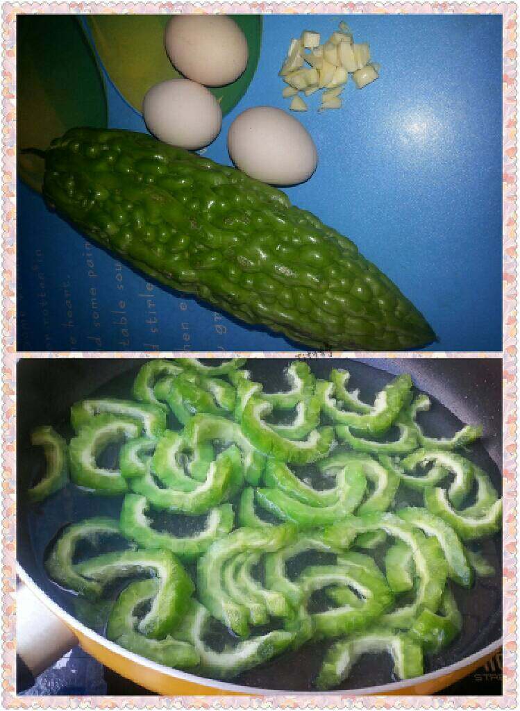 苦瓜炒蛋,如图，材料准备好，<a style='color:red;display:inline-block;' href='/shicai/ 55'>苦瓜</a>皮削掉，里面的籽也去掉。切条，锅中烧热水放入一勺盐巴。<a style='color:red;display:inline-block;' href='/shicai/ 55'>苦瓜</a>放入煮开一会。过冷水洗净晾干备用。