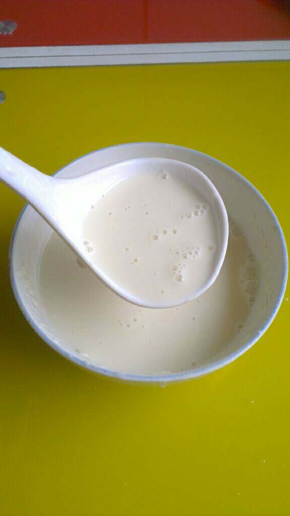 河南(面瓜糊涂),一边淋入面粉一边不停的用筷子搅匀,搅至没面疙瘩时即可待用;