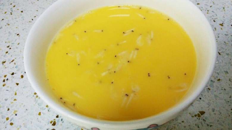 肉酱蒸蛋羹,倒入和鸡蛋液等量的凉开水,搅拌均匀后过筛备用。