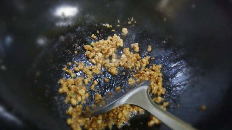 肉酱蒸蛋羹,锅里烧热少许油,炒变色肉末,倒入白糖,蚝油和葱姜末炒香。