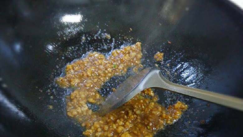 肉酱蒸蛋羹,加入淀粉水芶芡收汁即可。
