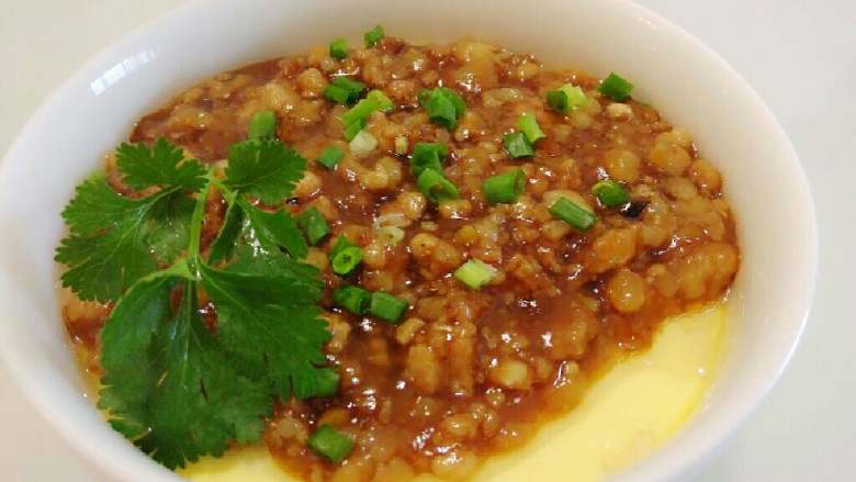 肉酱蒸蛋羹,如图,加了根香菜做装饰。