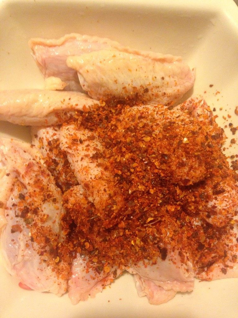 香煎麻辣鸡翅,如图加适量盐 <a style='color:red;display:inline-block;' href='/shicai/ 718'>料酒</a> <a style='color:red;display:inline-block;' href='/shicai/ 9613'>辣椒面</a> 少量白<a style='color:red;display:inline-block;' href='/shicai/ 10588'>糖</a>拌匀腌制腌制