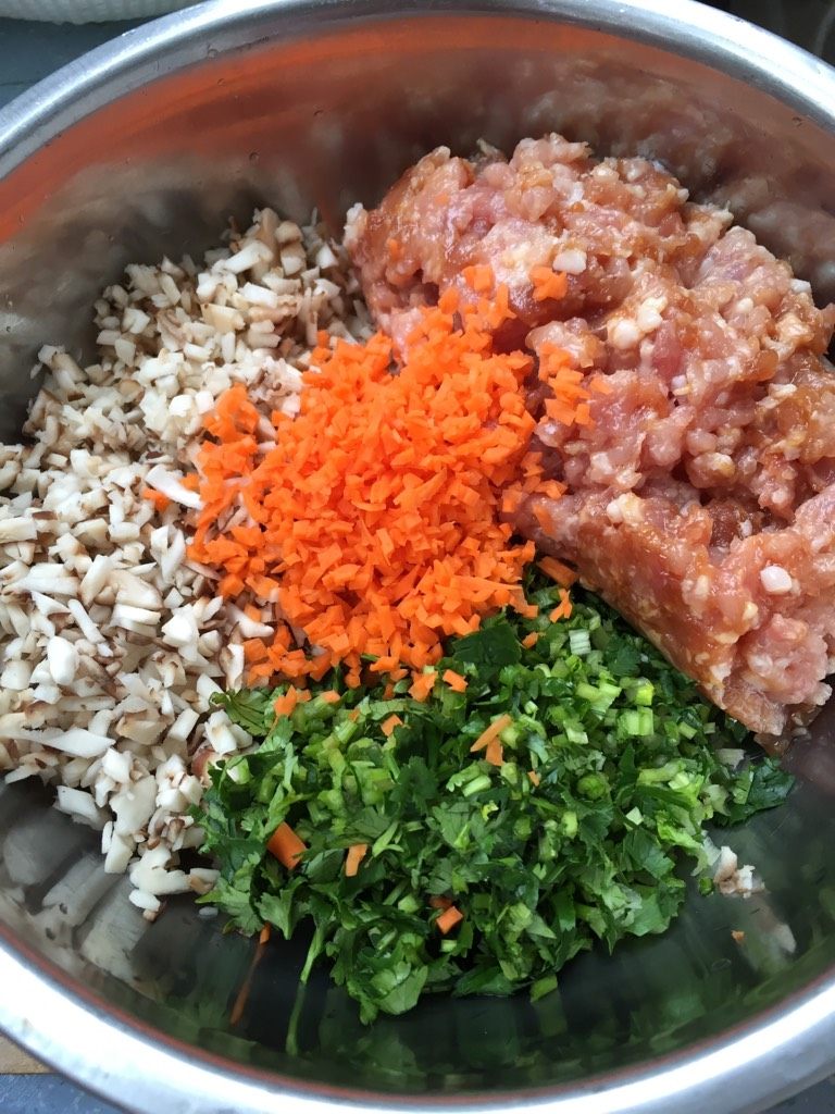 18褶包子,开始做馅，把肉切成肉泥，<a style='color:red;display:inline-block;' href='/shicai/ 230'>香菇</a>切成小丁，<a style='color:red;display:inline-block;' href='/shicai/ 25'>胡萝卜</a>切丁，<a style='color:red;display:inline-block;' href='/shicai/ 131'>香菜</a>切末，放在一个容器里，倒入油，盐，香油，酱油，鸡精，半块浓汤宝，顺时针一直搅拌均匀。
