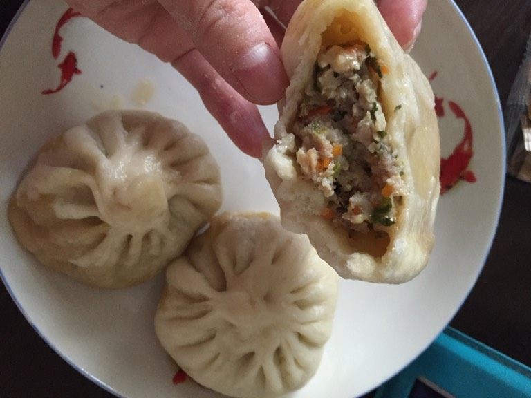 18褶包子,水烧开后包子放进去蒸15分钟,关火焖五分钟,就可以吃了