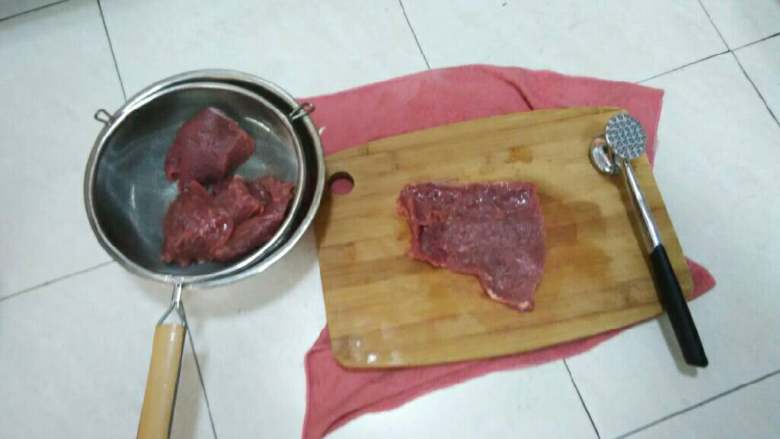 自制黑椒牛排,牛肉剔除筋拍打待用