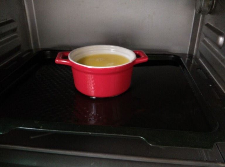 豆腐布丁,如图预热烤箱,烤盘放入1/3高的热水,放入布丁液,上下火160烤30分钟即可