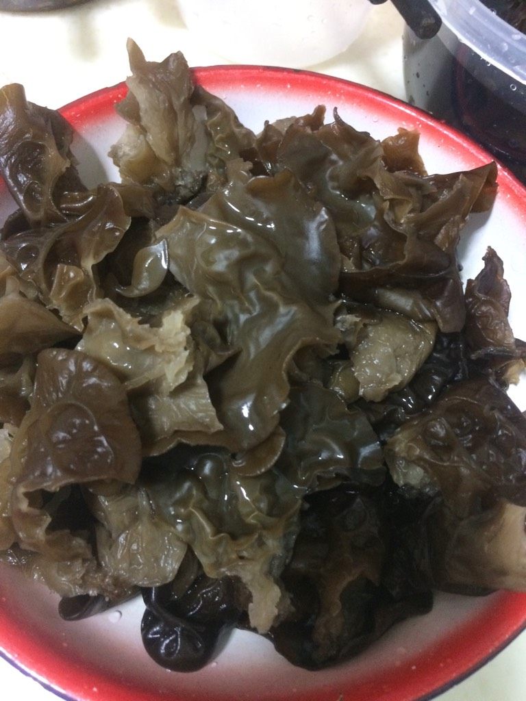 木耳洋葱炒肉,<a style='color:red;display:inline-block;' href='/shicai/ 233'>木耳</a>泡发撕好备用