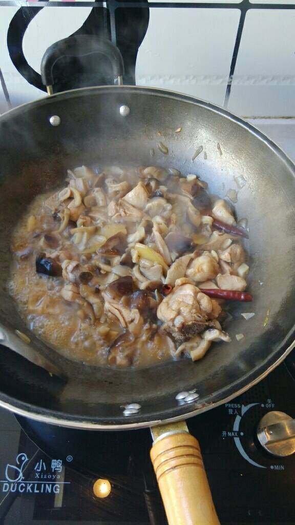 香菇炖鸡腿1,翻炒一会,加汤,大火烧开,加盐调味,炖至鸡肉熟即可
