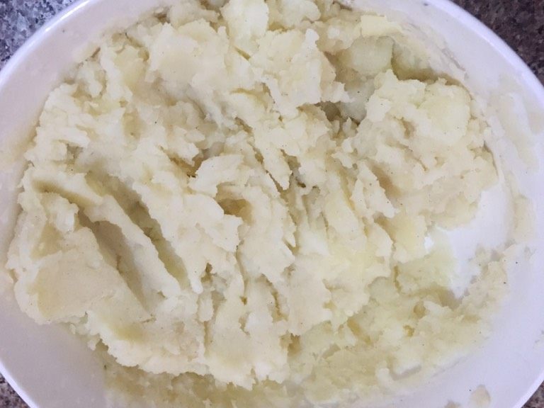 圣诞树,如图<a style='color:red;display:inline-block;' href='/shicai/ 23'>土豆</a>切小块上锅蒸熟，加入鸡汤活着水碾压成<a style='color:red;display:inline-block;' href='/shicai/ 23'>土豆</a>泥