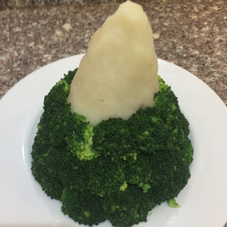 圣诞树,将土豆泥完全覆盖为佳