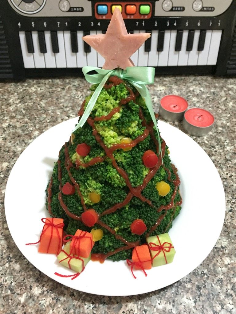 圣诞树,如图<a style='color:red;display:inline-block;' href='/shicai/ 54'>黄瓜</a>，<a style='color:red;display:inline-block;' href='/shicai/ 25'>胡萝卜</a>切成方块用绳子绑好做礼物装饰