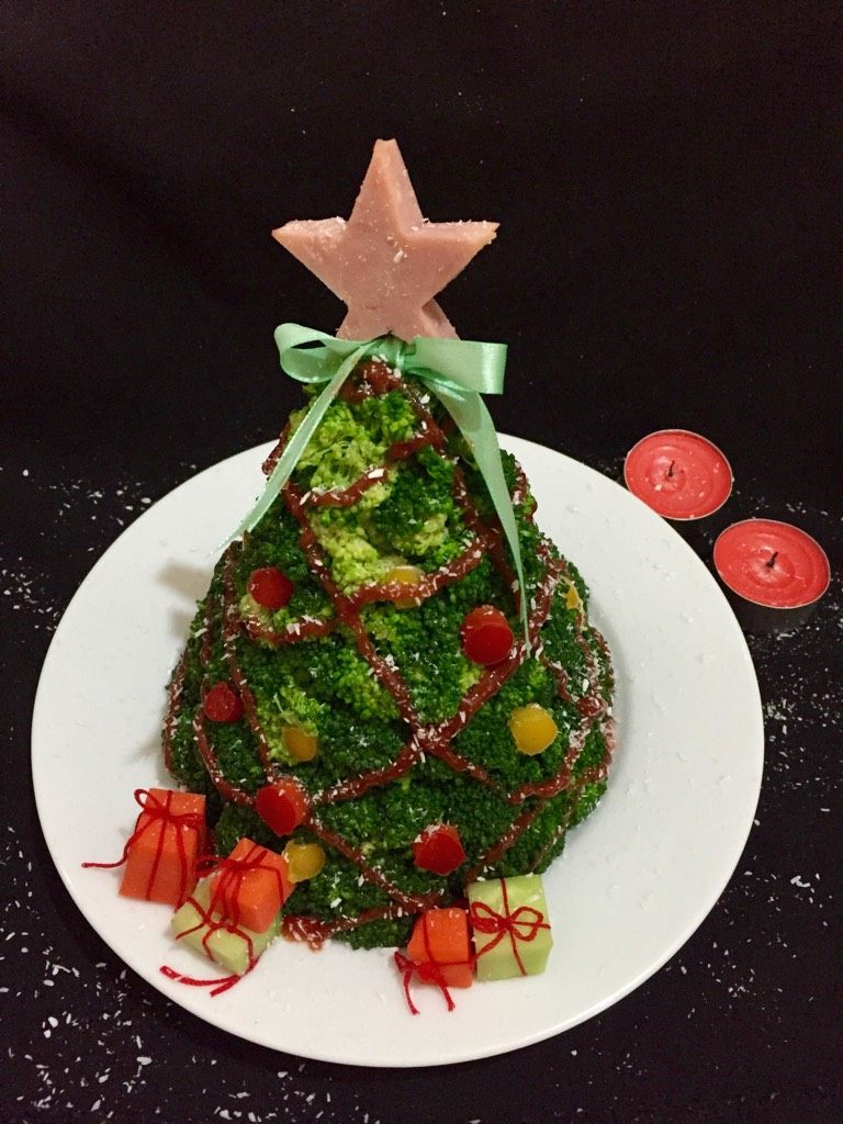 圣诞树,如图撒入椰蓉做雪花装饰