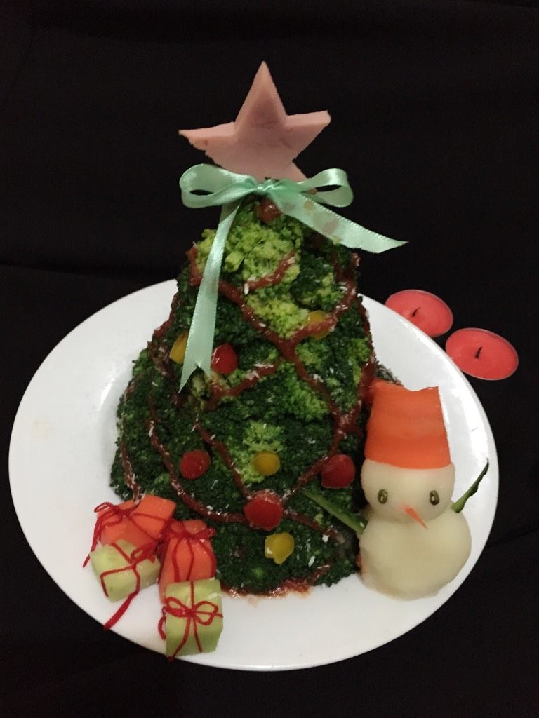 圣诞树,如图还有剩余的土豆泥可以做成小雪人，是不是可爱至极，圣诞节快乐哦，准备好你的长筒袜了吗？