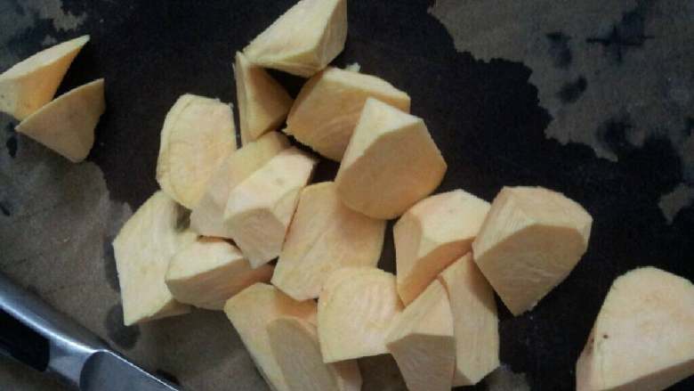 红豆番薯糖水,番薯去皮切块，放进红豆水里煲20分钟