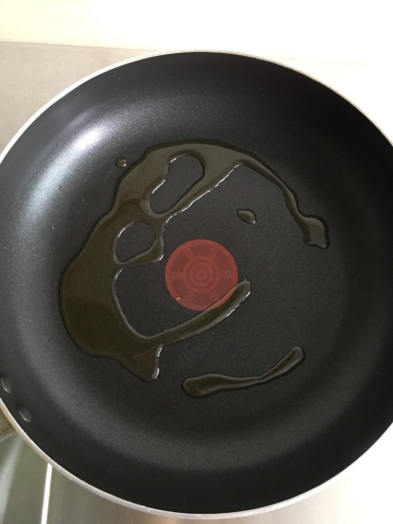 葱花蛋炒饭,中火,平底锅内倒入少许橄榄油。
