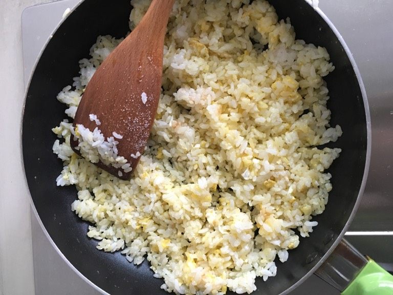 葱花蛋炒饭,米饭和鸡蛋翻炒均匀后,加点盐和鸡精,翻炒两下,撒点葱花即可。