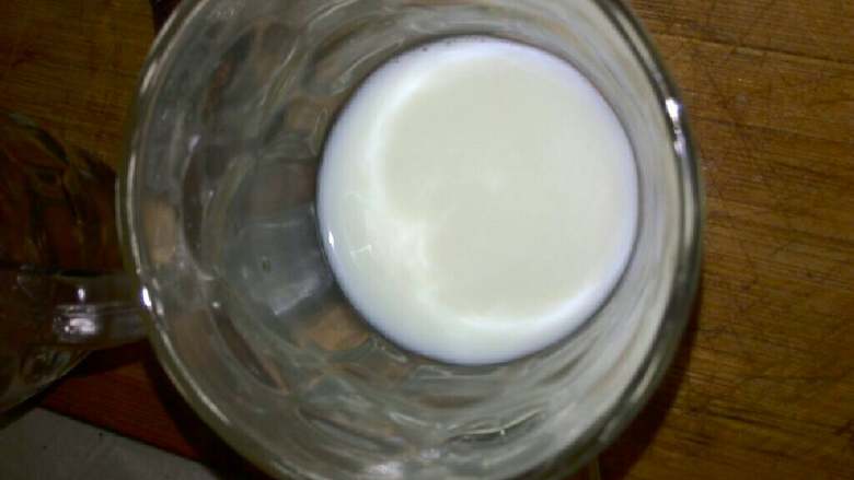 牛奶糯米饼,先把<a style='color:red;display:inline-block;' href='/shicai/ 219'>牛奶</a>倒入<a style='color:red;display:inline-block;' href='/shicai/ 519'>面粉</a>中。照片上先加的<a style='color:red;display:inline-block;' href='/shicai/ 156925'>水</a>