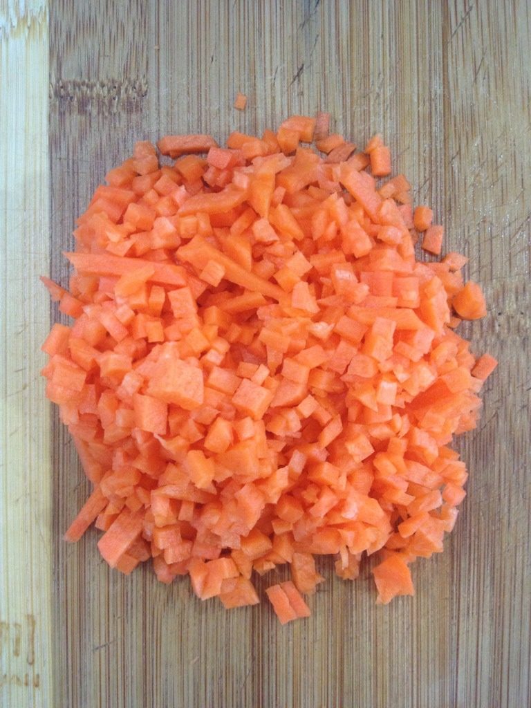 猪饺鲜虾汤,先把<a style='color:red;display:inline-block;' href='/shicai/ 2559'>红萝卜</a>剁碎，