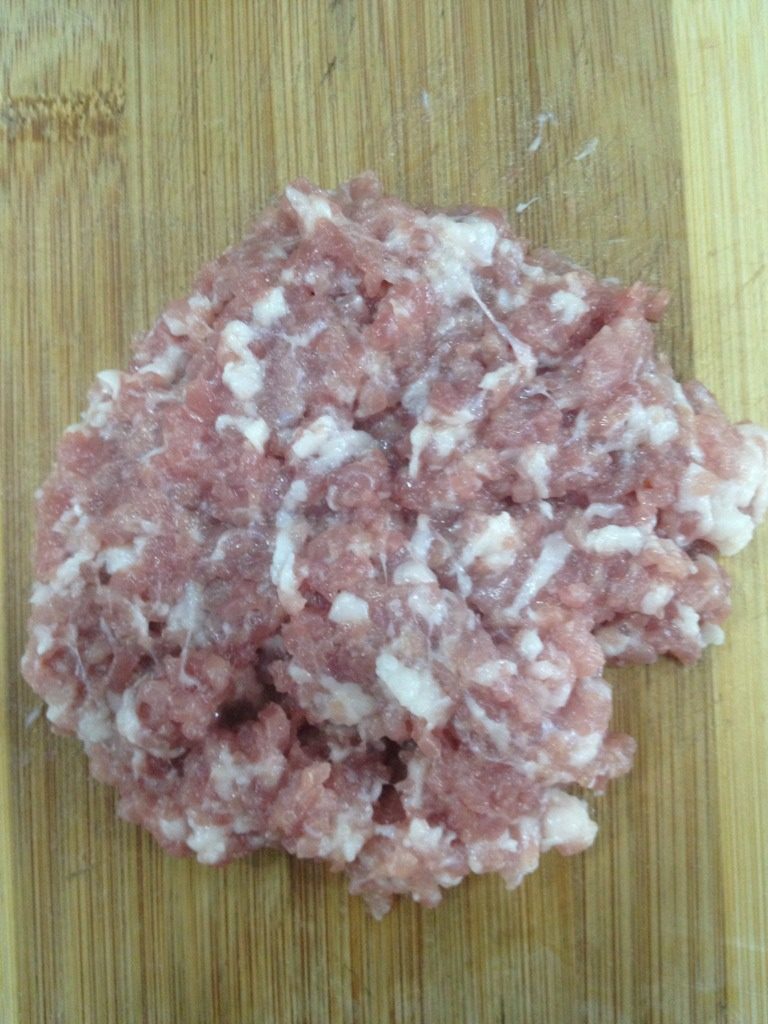 猪饺鲜虾汤,<a style='color:red;display:inline-block;' href='/shicai/ 414'>猪肉</a>剁碎，