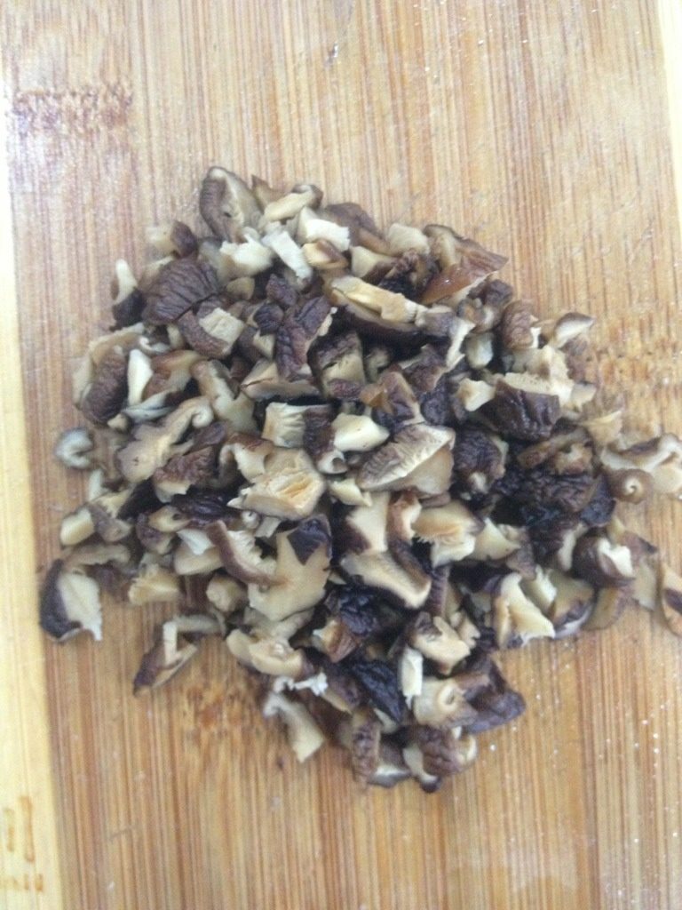 猪饺鲜虾汤,<a style='color:red;display:inline-block;' href='/shicai/ 230'>香菇</a>剁碎，