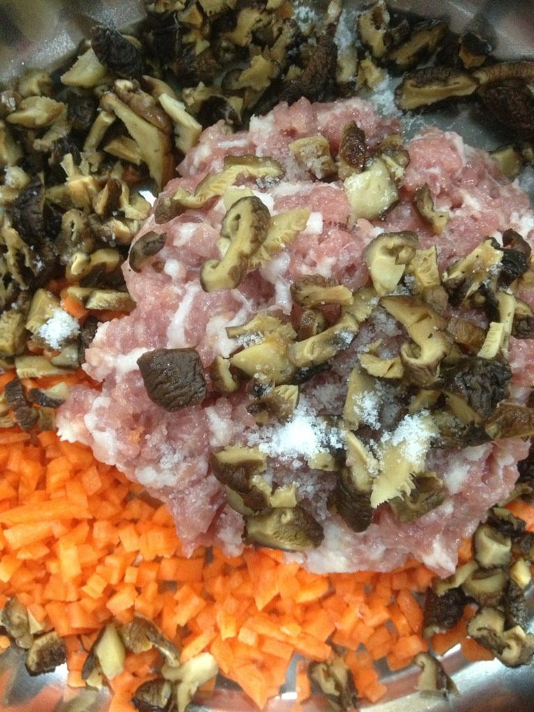 猪饺鲜虾汤,再把这三样倒到盆子里加食用油和盐，