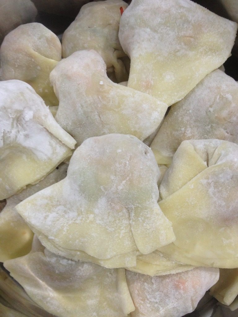 猪饺鲜虾汤,把调好的肉馅包到饺皮里，捏紧。