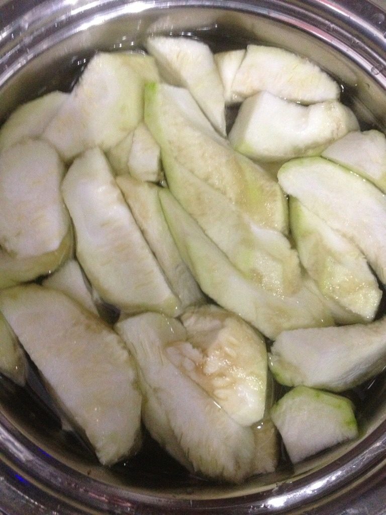 猪饺鲜虾汤,把<a style='color:red;display:inline-block;' href='/shicai/ 57'>丝瓜</a>去皮切小块放在锅里加水一起煮，