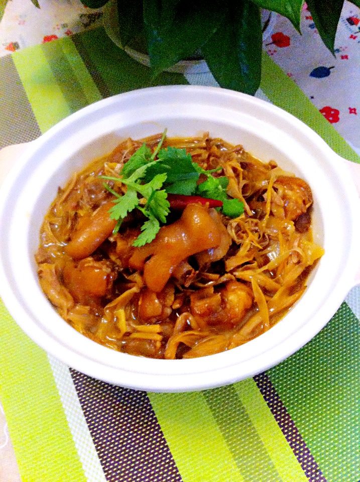 猪蹄焖黄花菜