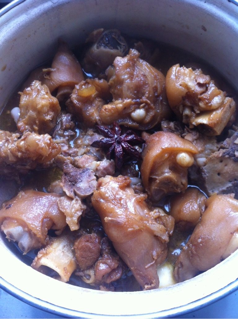 猪蹄焖黄花菜,锅中烧油，放<a style='color:red;display:inline-block;' href='/shicai/ 695'>八角</a>一个，<a style='color:red;display:inline-block;' href='/shicai/ 2800'>生姜</a>，蒜子，<a style='color:red;display:inline-block;' href='/shicai/ 86474'>干辣椒</a>，<a style='color:red;display:inline-block;' href='/shicai/ 741'>香叶</a>和猪蹄一起翻炒，喷料酒炒会，放少许<a style='color:red;display:inline-block;' href='/shicai/ 866'>冰糖</a>，最后放<a style='color:red;display:inline-block;' href='/shicai/ 762'>老抽</a>，倒没过猪蹄水，烧开后倒几滴醋，小火烧至微烂，烧半途中放盐