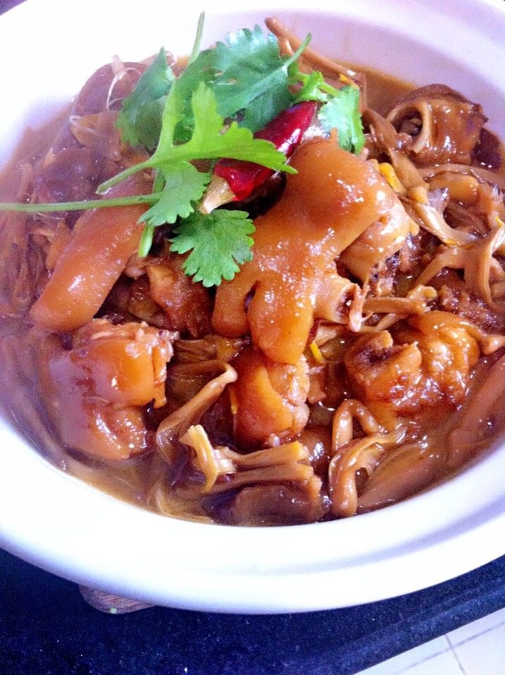 猪蹄焖黄花菜,拿个砂锅或瓷锅底下垫切好的厚<a style='color:red;display:inline-block;' href='/shicai/ 23'>土豆</a>片，把猪蹄倒入，上面铺上黄花菜，大概再烧二十分钟，放点鸡精，大火稍微收下