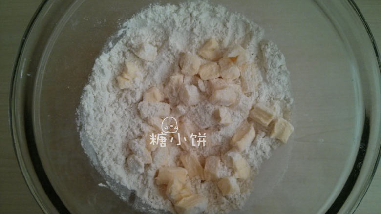 葡萄干司康,黄油60G从冰箱里取出来切丁后放入<a style='color:red;display:inline-block;' href='/shicai/ 551'>自发粉</a>200G中。不要回温更不要融化,此步骤要保持黄油的固体状态
