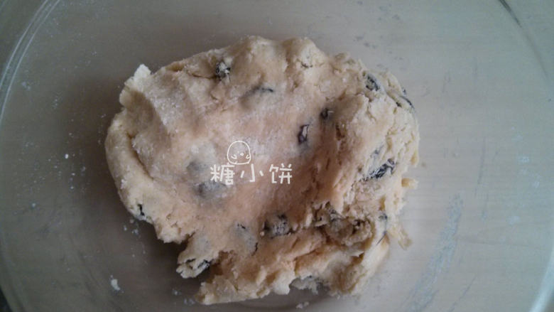 葡萄干司康,拌至成团就可以停手,不要过多揉搓面团