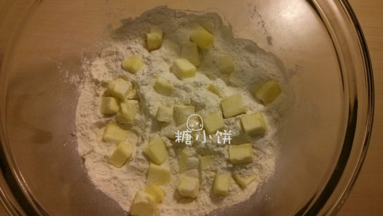 菠萝夹馅菠萝司康,[准备司康饼坯]：黄油55G从冰箱里取出来切丁后放入自发粉200G中。不要回温更不要融化，此步骤要保持黄油的固体状态。用手把黄油丁搓成小碎屑，搓几下放入粉堆中滚一滚