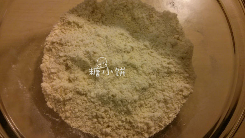 菠萝夹馅菠萝司康,粘上粉后颗粒就容易搓开来了，不要搓太久以免手温把黄油融化了