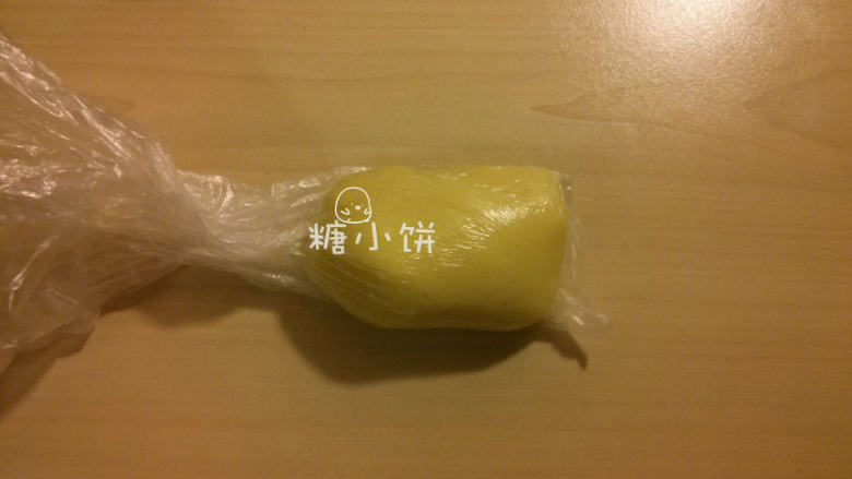 菠萝夹馅菠萝司康,分割成6份，暂时不用的就送入冰箱冷藏备用。冷藏的面团会比较好操作，不会太软