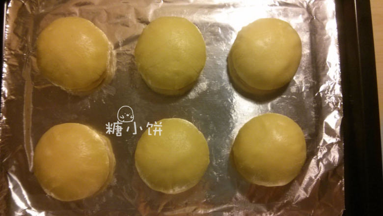 菠萝夹馅菠萝司康,将压成薄片的酥皮盖在步骤13包好馅料的司康饼坯表面,依次盖好6个