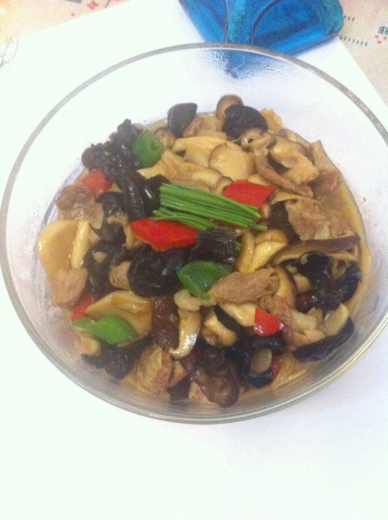 菌菇烩,把<a style='color:red;display:inline-block;' href='/shicai/ 5301'>肉片</a>葱姜先下锅煸炒,然后把切好的所有菌菇倒入,放盐和生抽,要烧至出水缩小,放青红椒,翻炒下出锅,也可以放点蒜叶