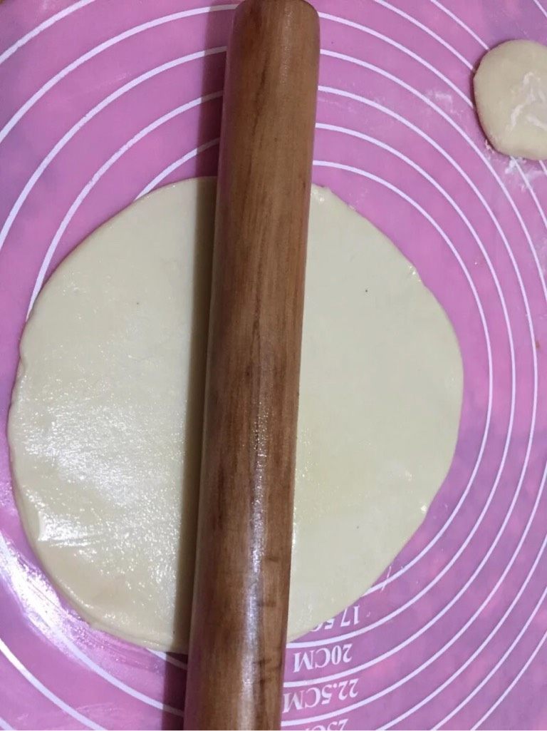 荷叶饼鸡肉蔬菜卷,如图用擀面杖擀开,越薄越好