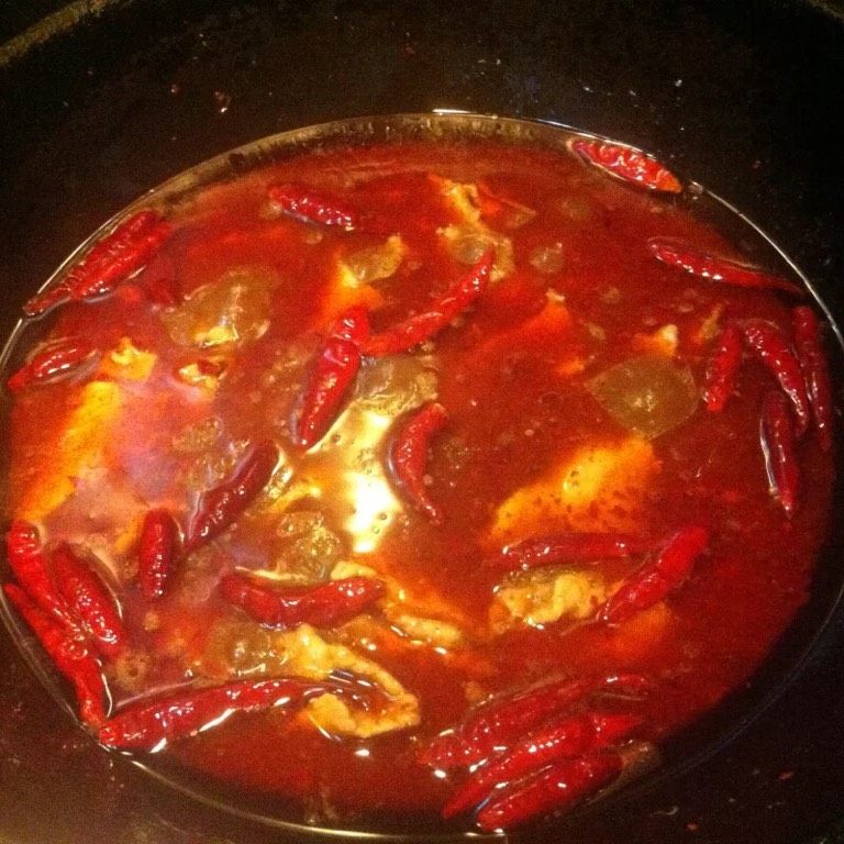 水煮肉,如图开锅放入里脊肉片煮两分钟,这样的肉片更加鲜嫩爽滑