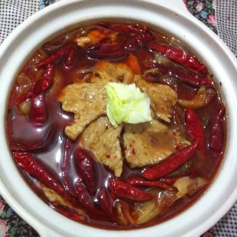 水煮肉,如图把煮好的肉和汤趁热浇在生菜上,焖两分钟美味可口,鲜嫩爽滑的水煮肉片就做好了,肉片嫩嫩的,生菜脆脆的,快来品尝吧