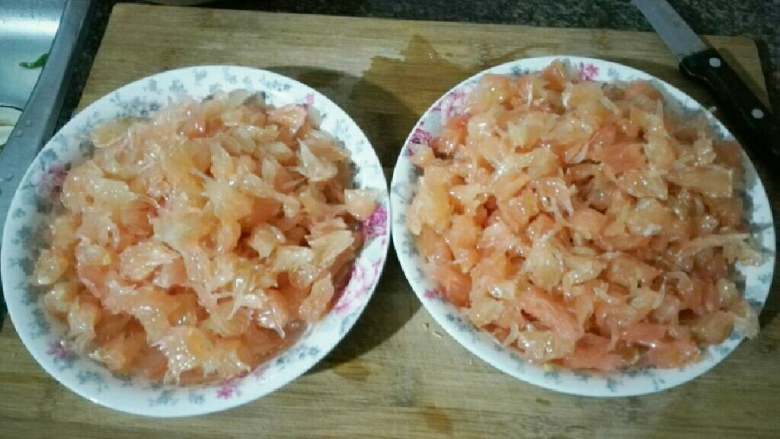 自制蜂蜜柚子茶,在浸泡的过程中,可以开始剥柚子肉了,大小无所谓,因为煮的时候会自动散开。