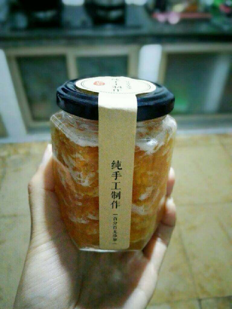 自制蜂蜜柚子茶,最后就可以装瓶啦！贴上标签，是不是很高大上呢？！😊