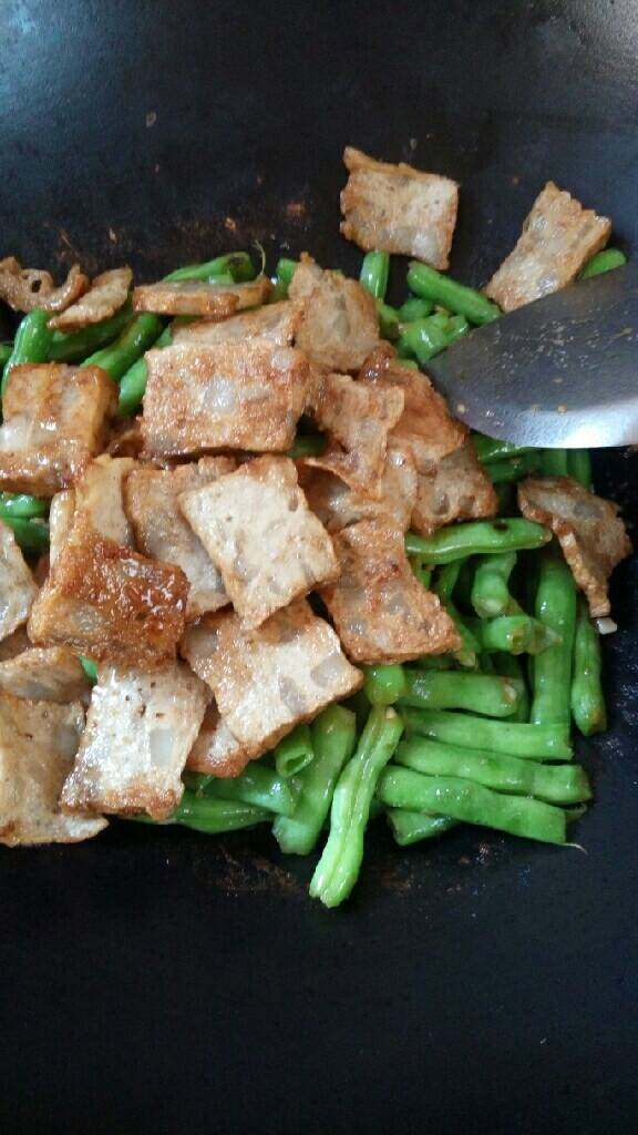 肉卷炒四季豆,放下炒好的肉卷再放点<a style='color:red;display:inline-block;' href='/shicai/ 692'>酱油</a>炒几下就好了