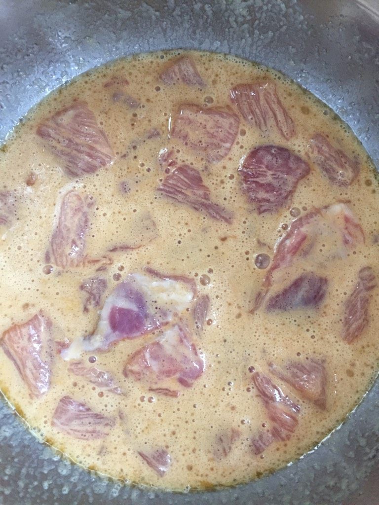 熘肉段,把猪肉切成小块,用料酒,盐,淀粉,少许油,鸡蛋清腌制10分钟