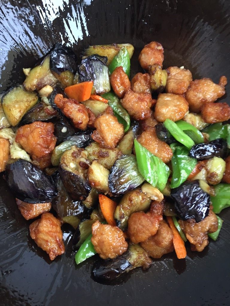 熘肉段,把酱油,盐,鸡精,淀粉,水,调和半碗备用,