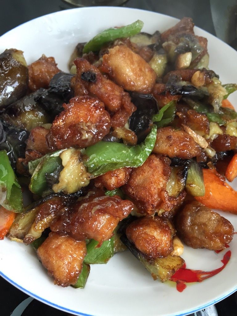 熘肉段,起锅少许油,放入蒜,辣椒,胡萝卜,放入肉段茄子翻炒,倒入调好的料炒均匀,就可以出锅了