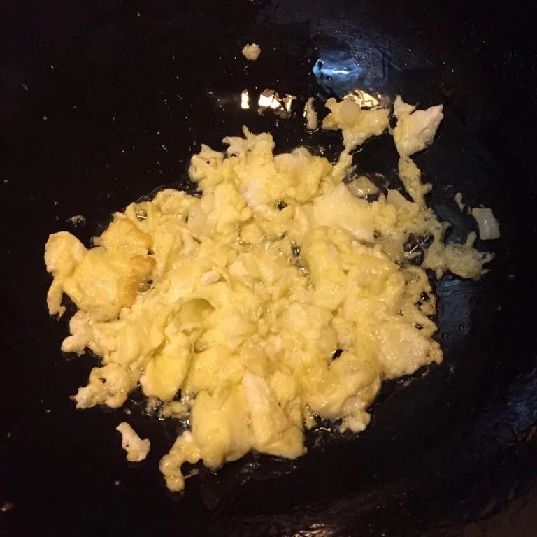 手搓莜面,如图锅中热油,油热倒入打散的鸡蛋摊成饼,快速打散,盛出备用